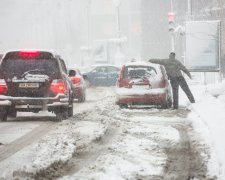 Ніхто не був готовий: перший сніг перетворив Київ на транспортне пекло