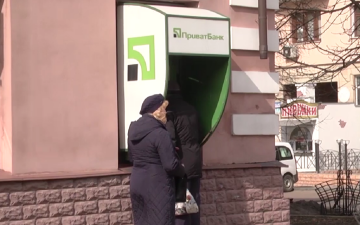 Клиенты ПриватБанка. Фото: скрин youtube