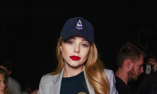 Кароль переплюнула Волочкову растяжкой на пляже: "Будь скромнее!"