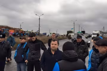 К бастующим крестьянам  выпустили министра обороны Полторака