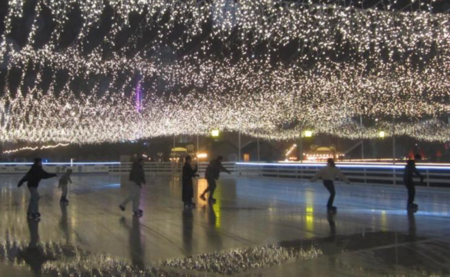 Українці, Київ, ковзанка, фото з соцмереж