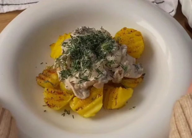 Все забудут про мясо: картошка с грибным соусом, от которой слюнки текут, сохраняйте рецепт