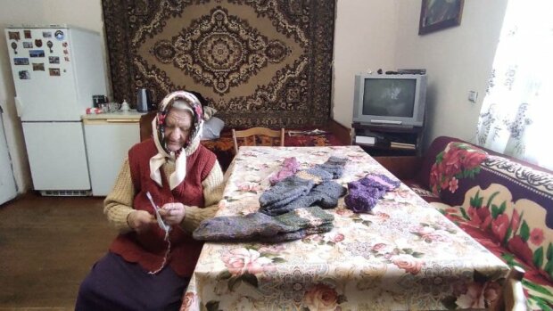 87-річна тернополянка взяла до рук голку та відправляє любов на Донбас: "Синочки, не мерзніть там"