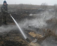 Пожары торфяников в Киевской области будут гасить до морозов - очевидец