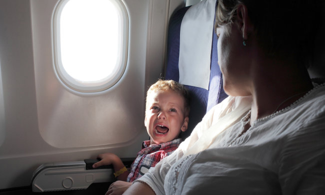 Чому дитина плаче в літаку і як уникнути цього