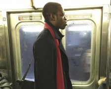 Зберігайте спокій: голий афроамериканець прорвався у метро