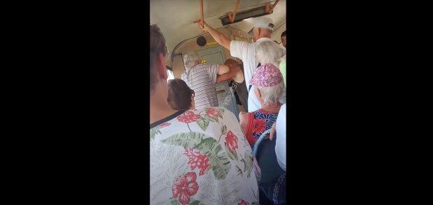 Драка дедушек в трамвае, скриншот: Youtube
