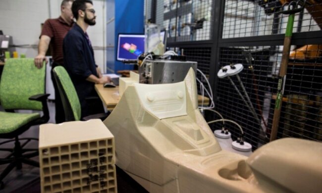 Ford показав, як друкує автомобіль на 3D-принтері
