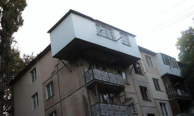 Балкон у "хрущовці", скріншот: YouTube