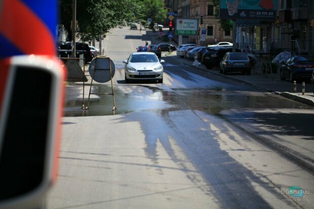 Доведеться добиратися вплав: у центрі Дніпра затопило сквер і кілька вулиць