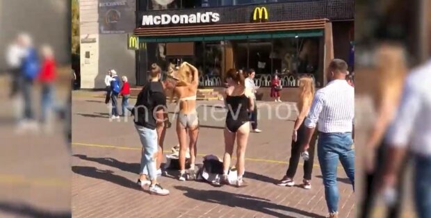 Центр Києва заполонили напівголі дівчата і чоловіки з батогами: "Просили відшмагати"