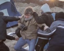 Мігранти намагались пограбувати фотографа (відео)