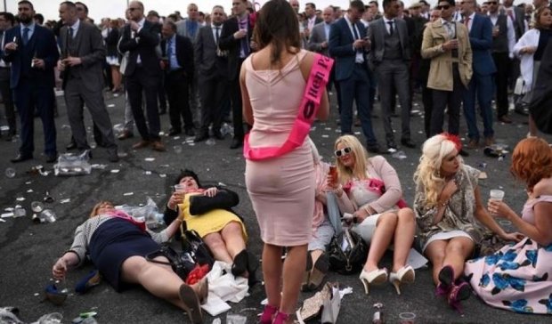 В "Дамский день" пьяные англичанки сидели посреди дороги