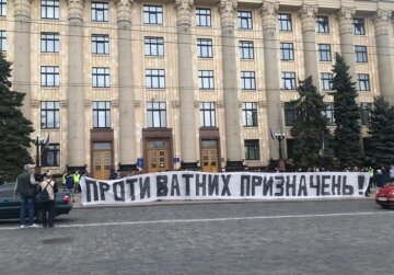 Харків'яни прийшли під вікна до Кучера, замішаний дружок Добкіна Грицків - "проти ватних призначень!"