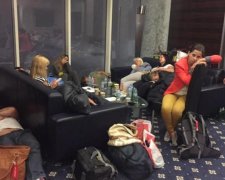Пекло замість відпустки: сотні українців стали заручниками літака