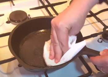 Как почистить сковороду. Фото: скрин youtube