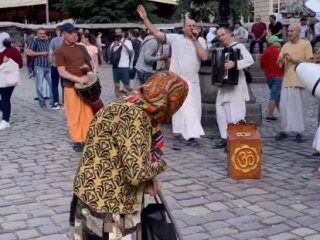 добра бабуся, скріншот з відео