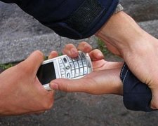 Лже-поліцейський грабує дітей у Тернополі