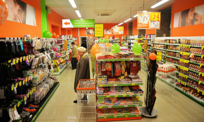 Кулаком – в лицо: в Днепре женщину атаковал оборотень в погонах, жестокая расправа попала на видео