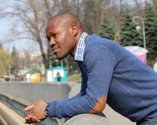 Нігерієць звинуватив дозатор мила у расизмі