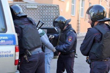 Суворі російські копи намагалися зупинити бандита... сніжками, відео
