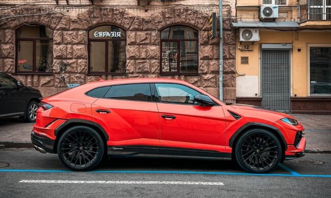 Lamborghini Urus. Фото: instagram.com/t.o.p.c.a.r.s_u.a