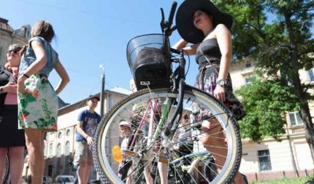 Львовские дамы покатались на велосипедах в деловых платьях