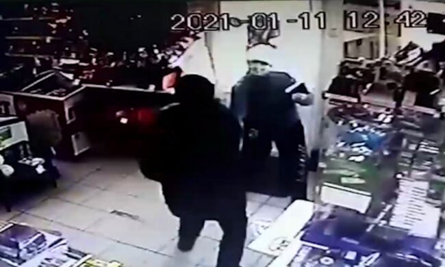 Напад у магазині, кадр з відео