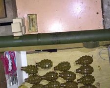 У Києві чоловік намагався продати цілий арсенал зброї (фото)