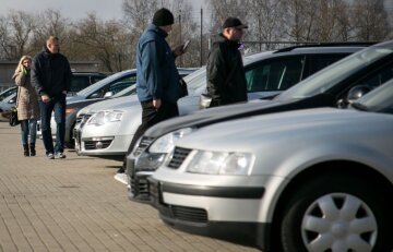 Українцям почали безкоштовно роздавати євробляхи: кому дістануться автівки