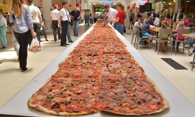 В Одесі поласували найбільшою піцою в Україні