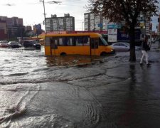 Чудесно плыли автобусом: появилось видео маршрутки-амфибии в Киеве