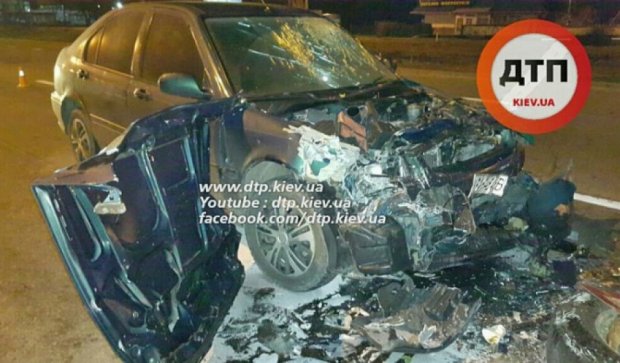 Авария на Борщаговке: водитель Honda разбил стекло головой (фото, видео)