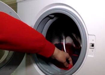 Прання одягу, скріншот з відео