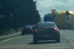 Величезний міньйон «улігся» на трасі в Ірландії і перекрив рух