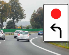 Знак із червоною крапкою та стрілкою : фото Avtomob