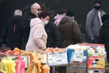 Від покупців немає відбою - у Харкові наплювавши на карантин влаштували стихійну торгівлю