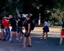 Патріоти Олександрії роздягнули прямо на вулиці комуніста (відео)