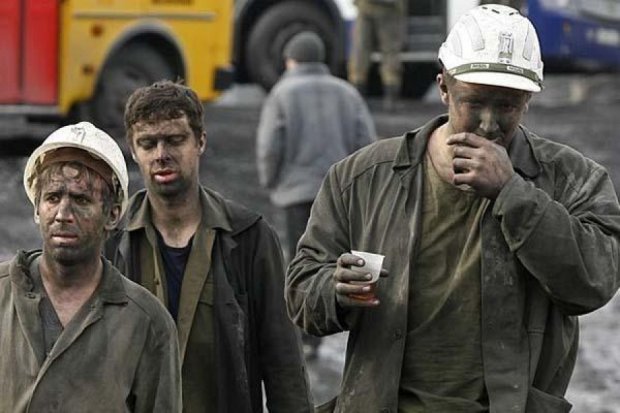 Главари "ЛНР" заставляют шахтеров воевать или работать бесплатно 