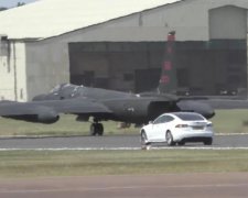 Видео, как Tesla преследует шпионский самолет стало хитом соцсетей