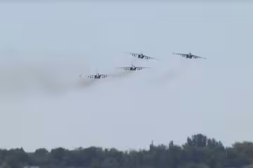 Українські військові льотчики показали вищий пілотаж (відео)