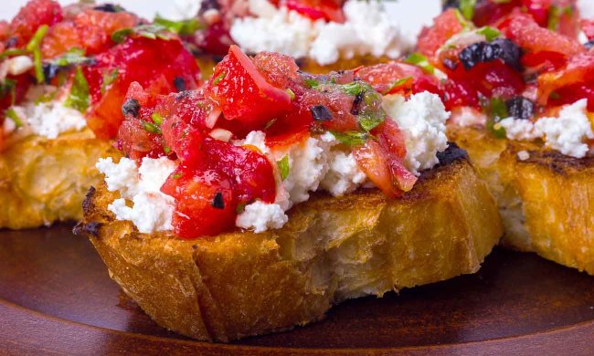 Рецепт брускетты с сыром халуми