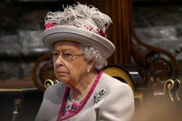 Королева Єлизавета II захворіла після від'їзду Гаррі та Меган: інформація з Букінгемського палацу