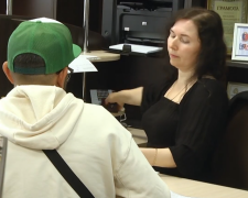 Визит в ЦНАП. Фото: скрин youtube