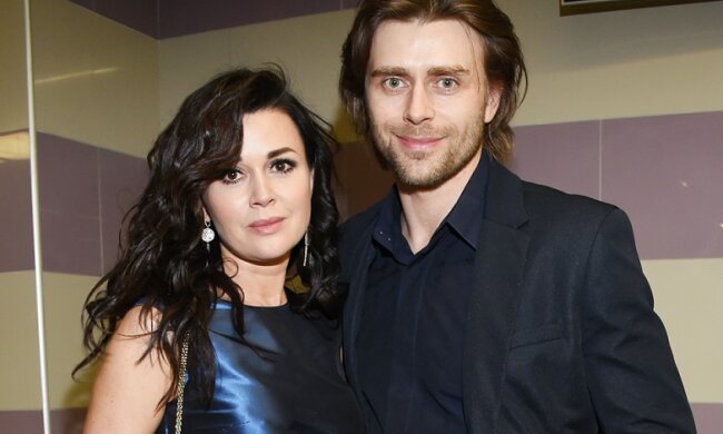 Здоровая и счастливая: Заворотнюк в маленьком черном платье устроила сюрприз Чернышеву