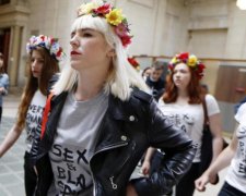 Зустріч Саакашвілі: гола активістка Femen проти натовпу копів