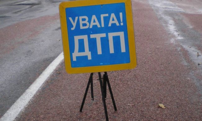 Лоб в лоб: легковушка на скорости влетела в автобус, есть жертвы