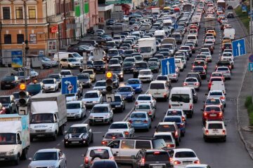В кузове и на мопеде ночью: украинским водителям вводят штрафы за ненадлежащее поведение