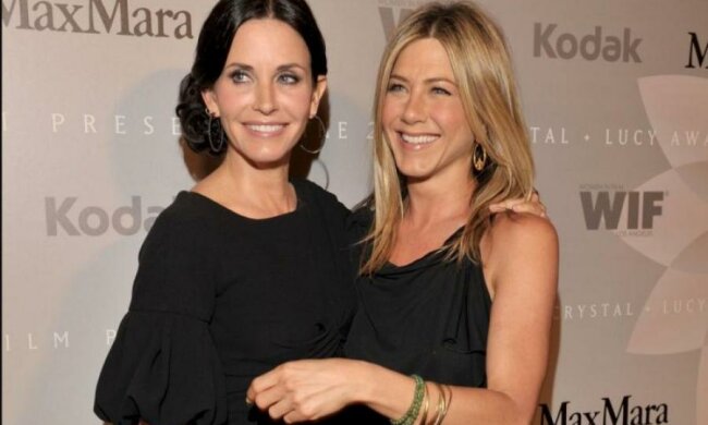 Як сестри: Кортні Кокс і Дженніфер Еністон затьмарили всіх на червоній доріжці