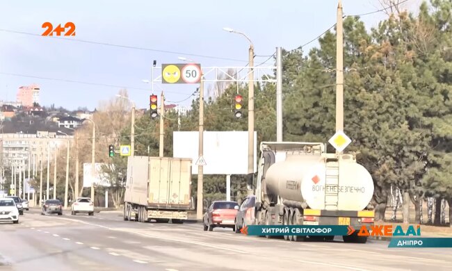 Світлофор, який контролює швидкість автомобілів, фото "джедаї"